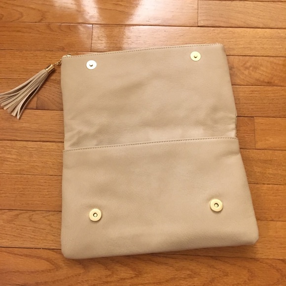 NWOT Francesca’s Aztec Fold Over Tassel Clutch - Picture 2 of 8